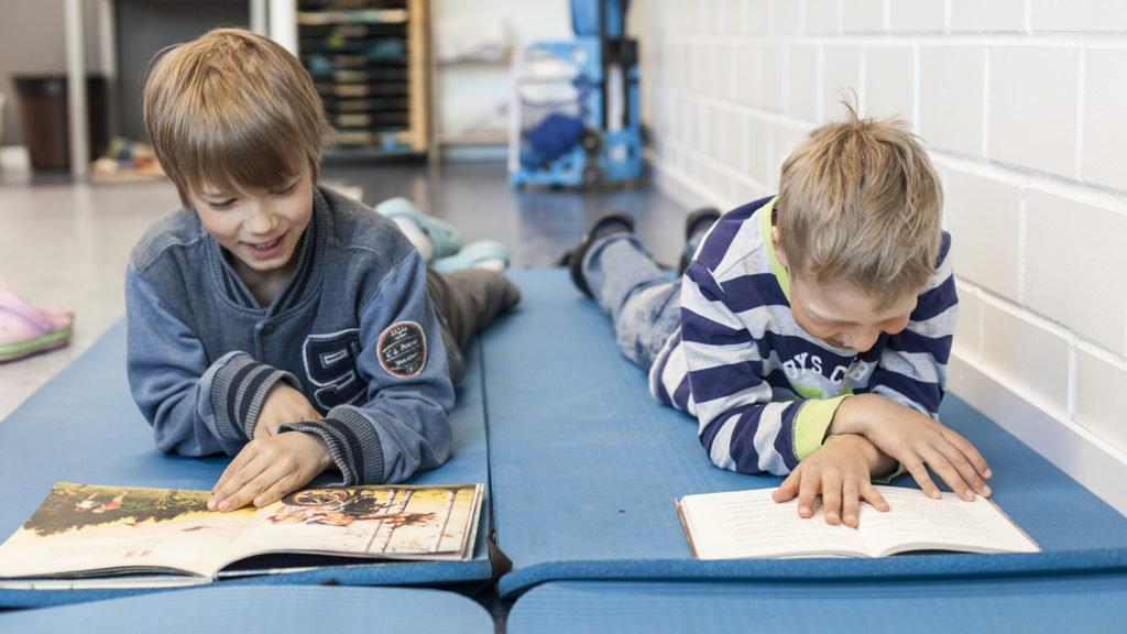 läsande pojkar läslov