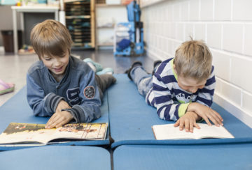 läsande pojkar läslov